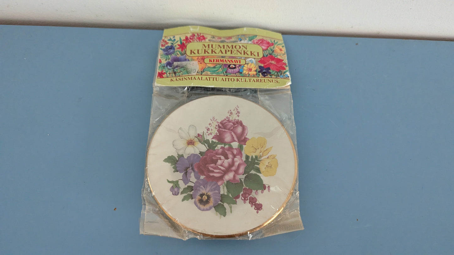 Kermansavi Mummon Kukkapenkki - Pikkuruusu Seinälautanen (Avaamaton Paketti)