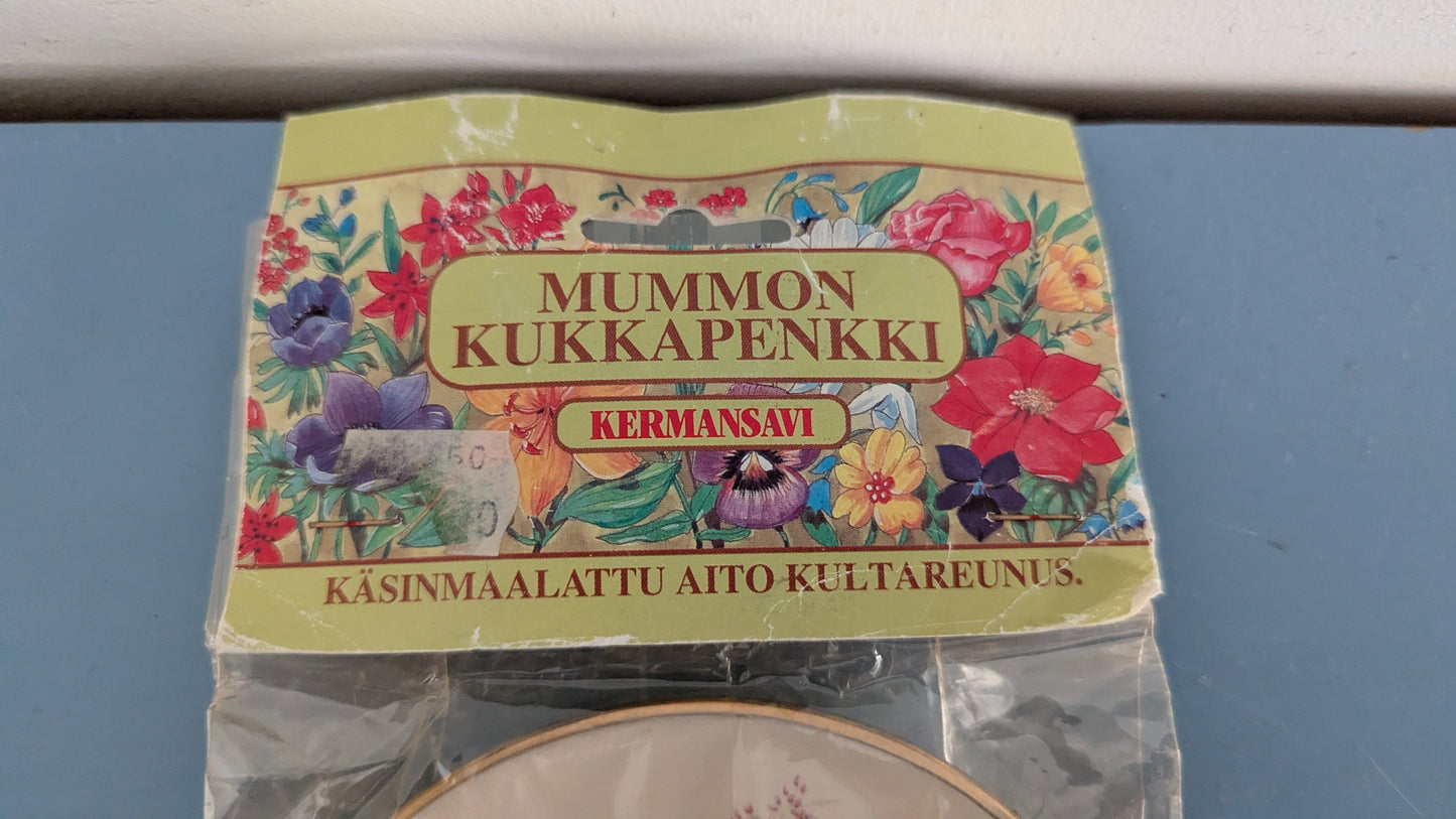 Kermansavi Mummon Kukkapenkki - Pikkuruusu Seinälautanen (Avaamaton Paketti)