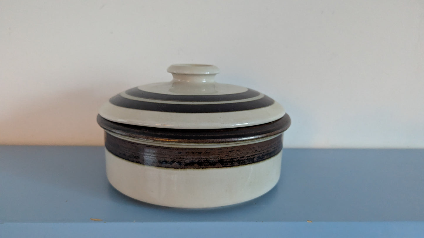 Arabia Karelia Kannellinen Uunikulho / Pata (1970-1986, Anja Jaatinen-Winqvist)