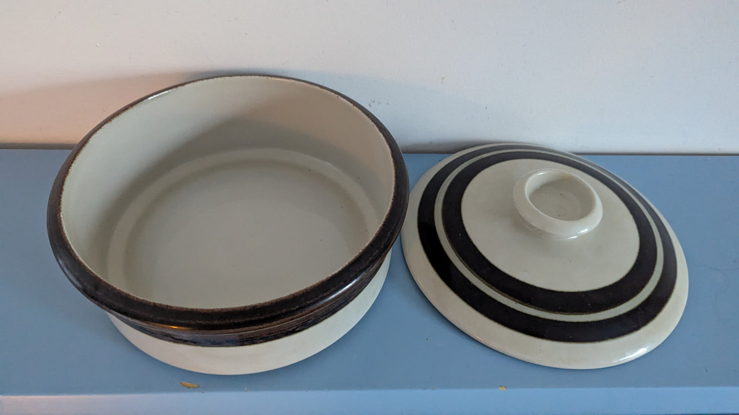 Arabia Karelia Kannellinen Uunikulho / Pata (1970-1986, Anja Jaatinen-Winqvist)