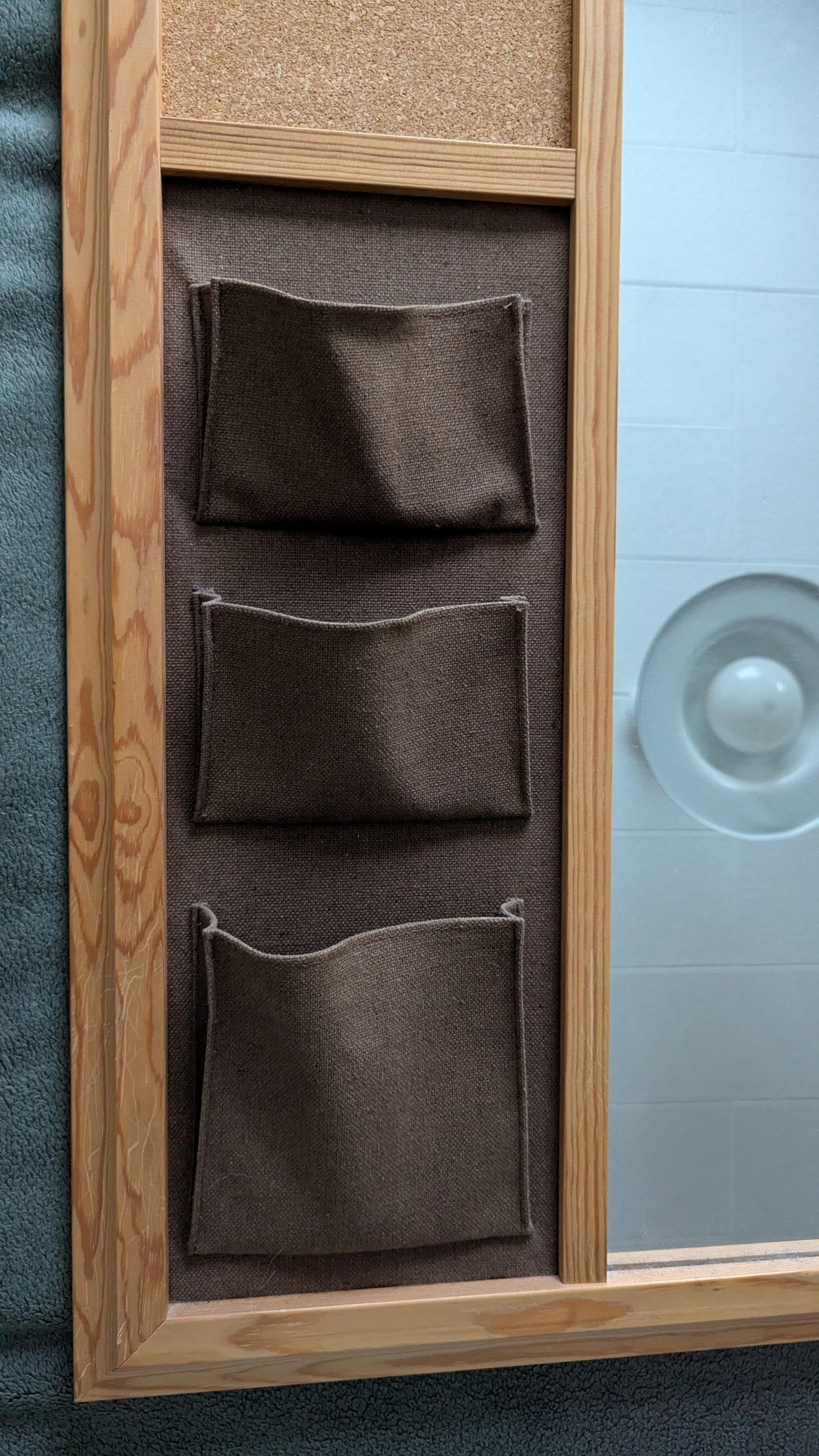 Mäkisen Kuvastin - Seinäpeili Säilytystaskuilla ja Ilmoitustaululla (1981)