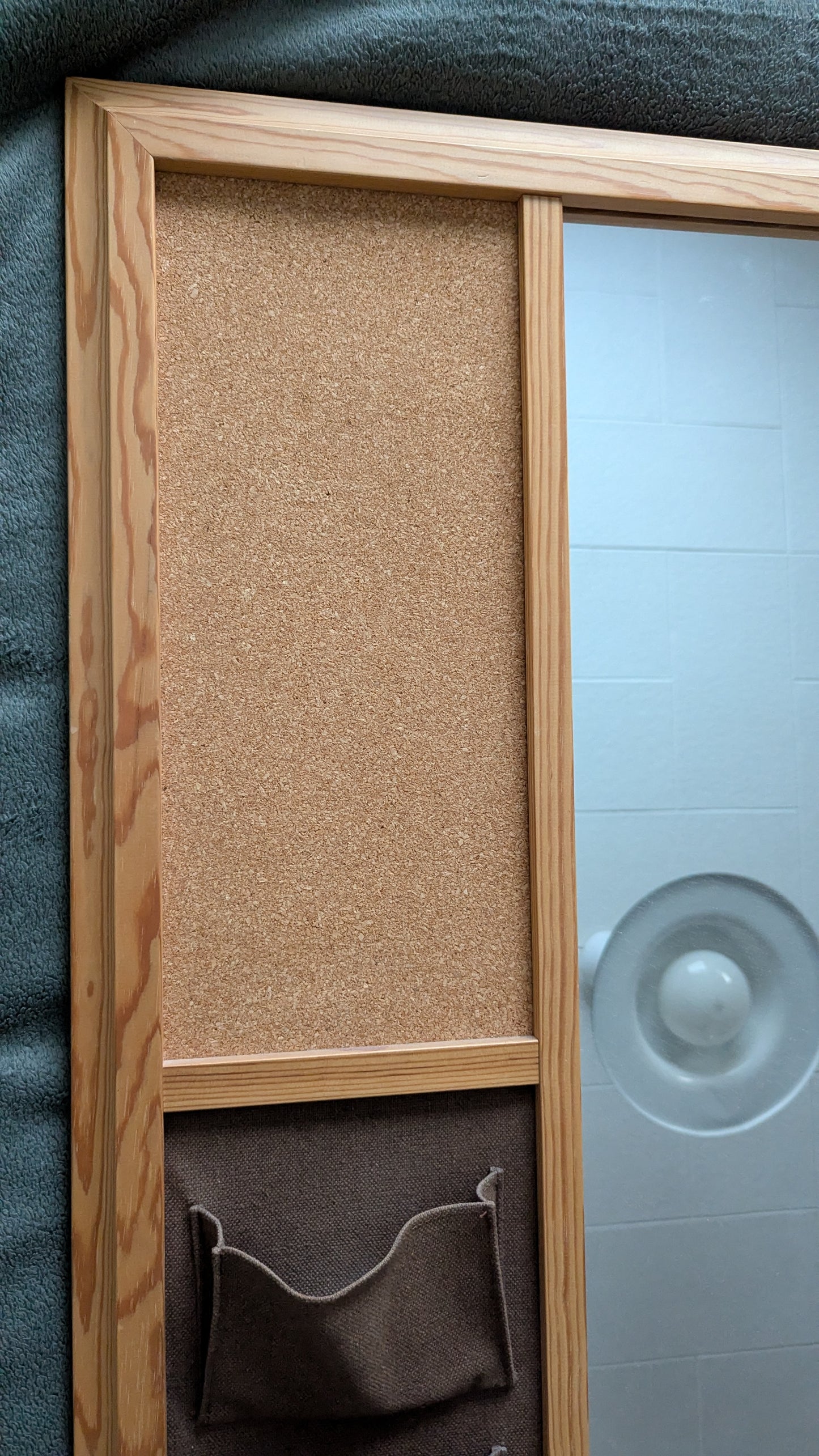 Mäkisen Kuvastin - Seinäpeili Säilytystaskuilla ja Ilmoitustaululla (1981)