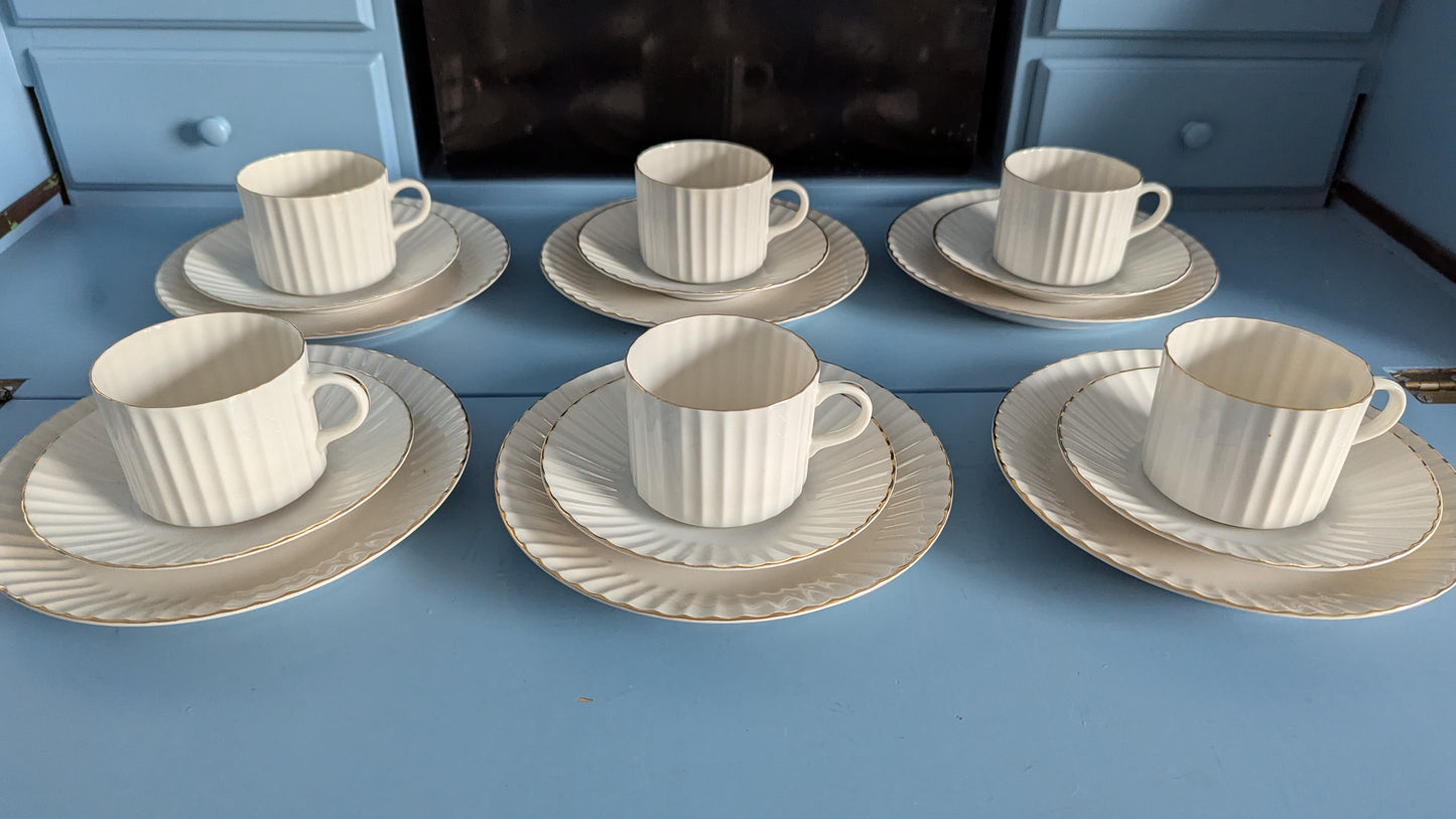 Arabia Kultapiisku Kahviastiasto Kuudelle Hengelle (18-osaa, Kaj Franck)