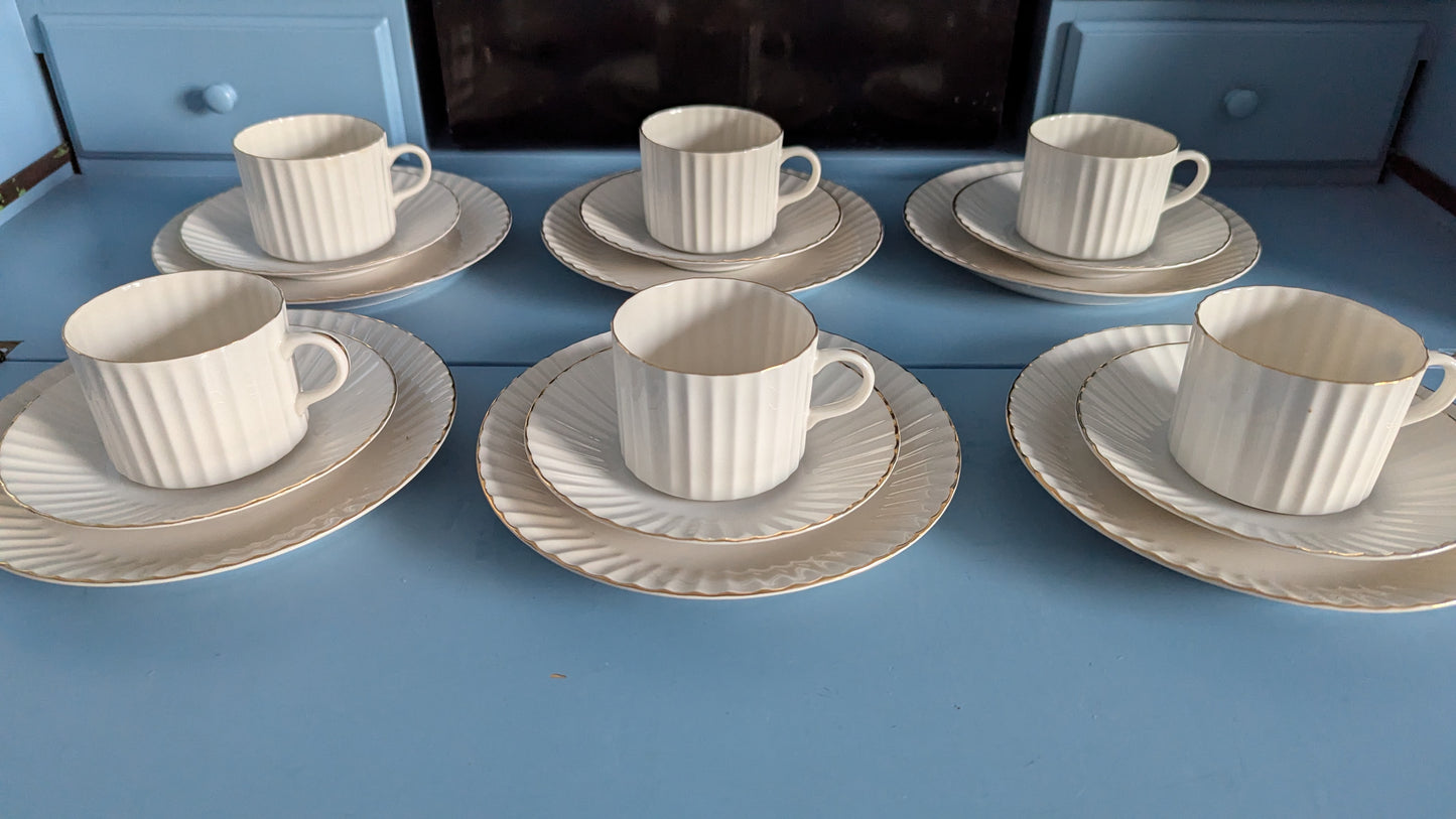 Arabia Kultapiisku Kahviastiasto Kuudelle Hengelle (18-osaa, Kaj Franck)