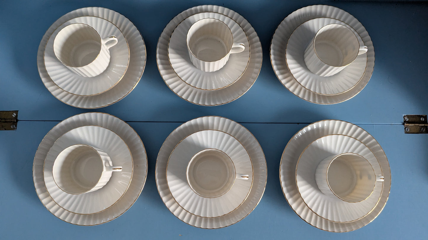 Arabia Kultapiisku Kahviastiasto Kuudelle Hengelle (18-osaa, Kaj Franck)