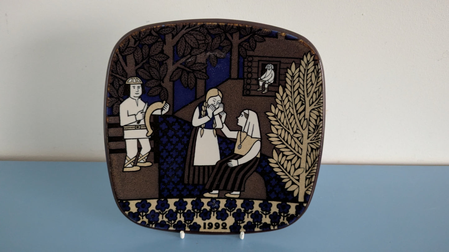 Arabia Kalevala Vuosilautanen 1992 (Raija Uosikkinen)