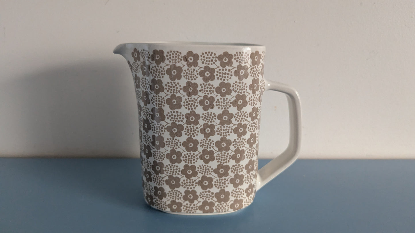 Arabia - Rypäle Maitokannu / Kannu (1969-1973, Raija Uosikkinen)