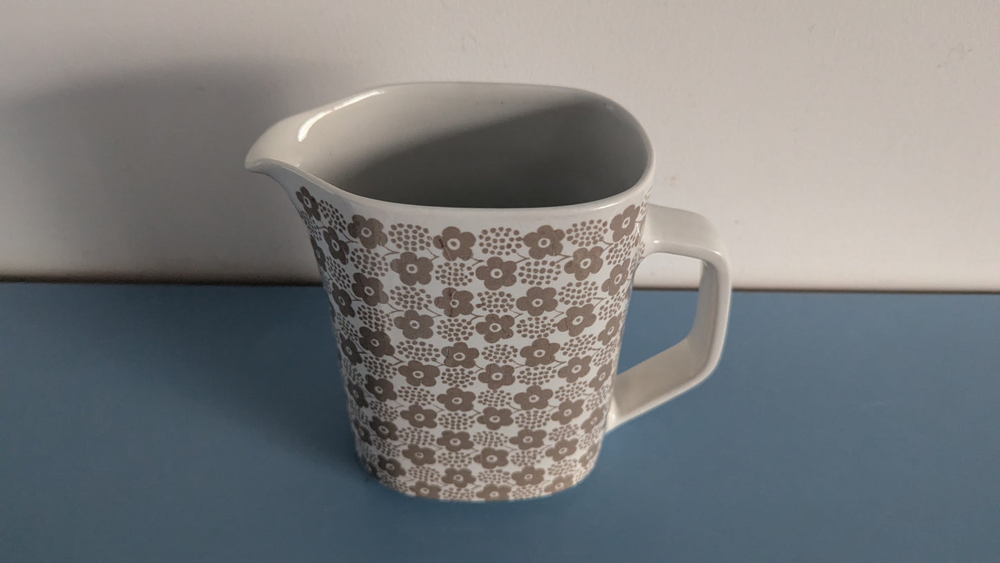 Arabia - Rypäle Maitokannu / Kannu (1969-1973, Raija Uosikkinen)