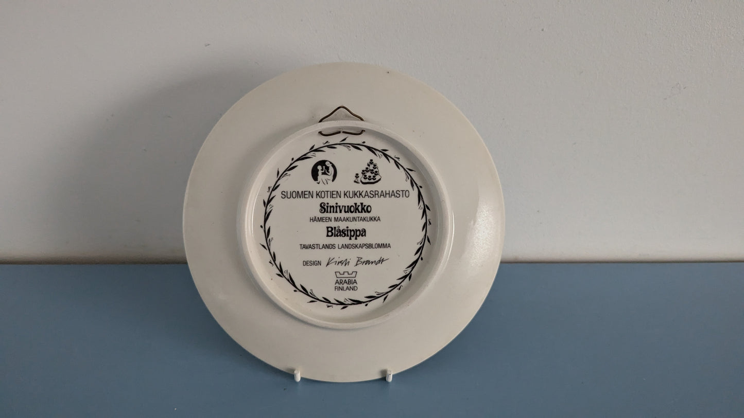 Arabia - Sinivuokko Seinälautanen (Hämeen Maakuntakukka, Kirsti Brandt)