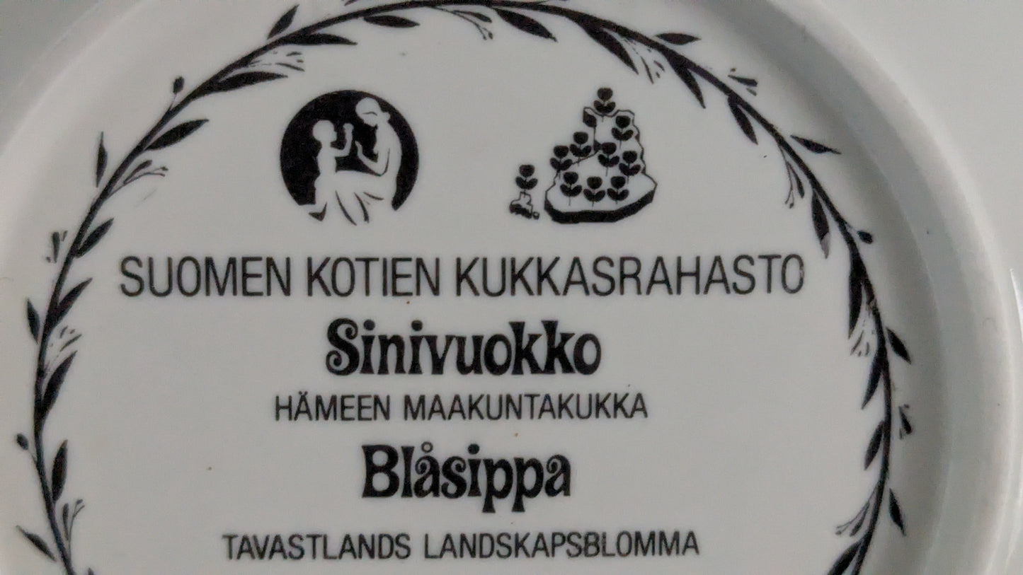 Arabia - Sinivuokko Seinälautanen (Hämeen Maakuntakukka, Kirsti Brandt)