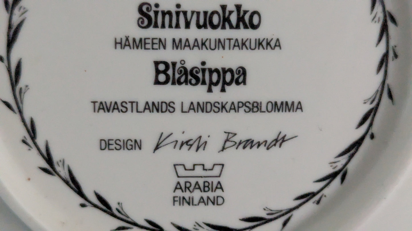 Arabia - Sinivuokko Seinälautanen (Hämeen Maakuntakukka, Kirsti Brandt)