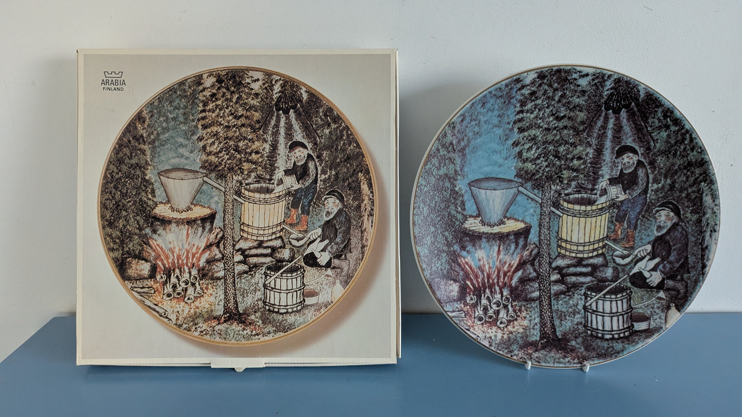 Arabia - Arabia Art Pontikan Keittäjät Seinälautanen (1981, Alk. Pakkauksessa)