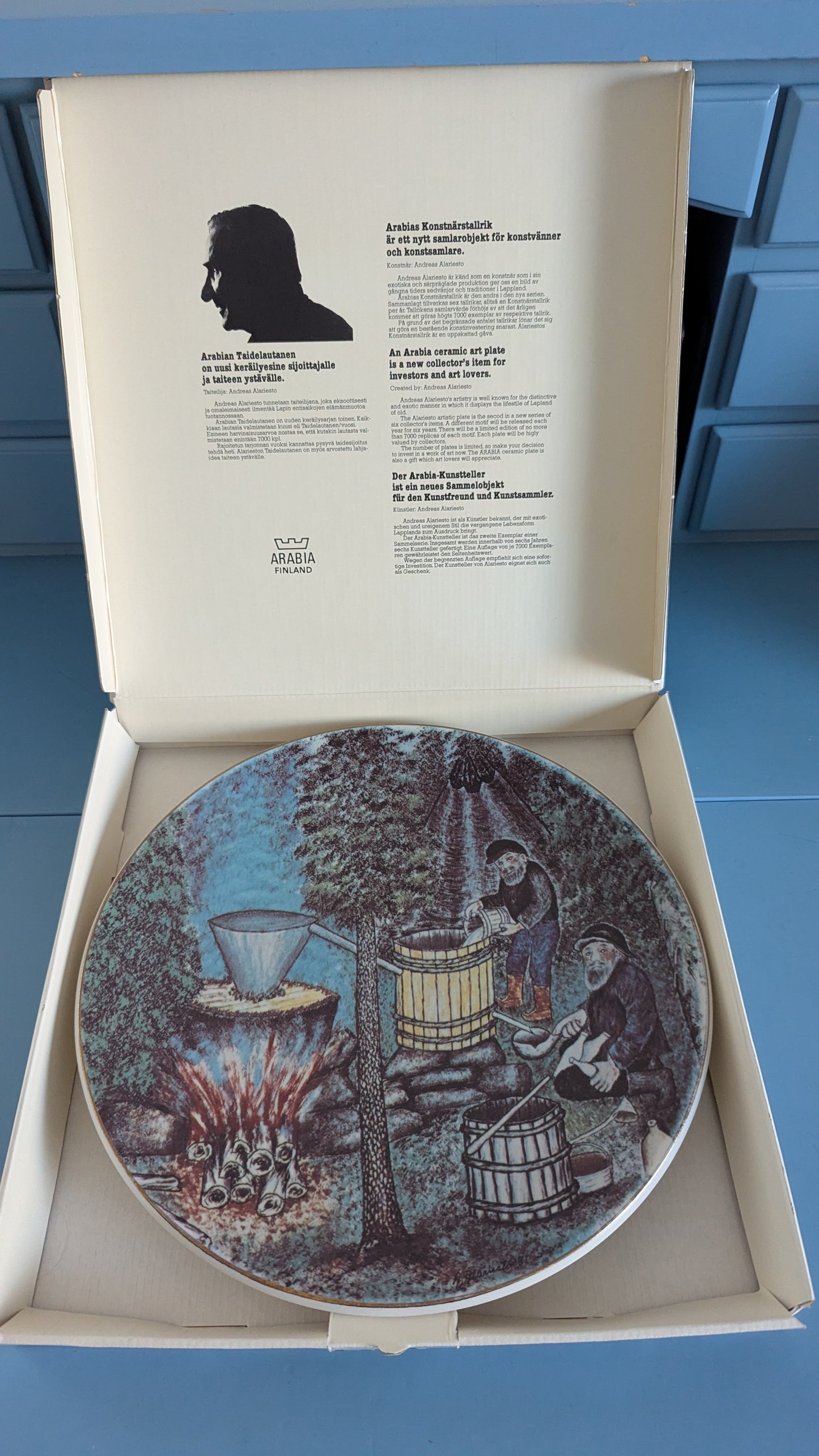 Arabia - Arabia Art Pontikan Keittäjät Seinälautanen (1981, Alk. Pakkauksessa)