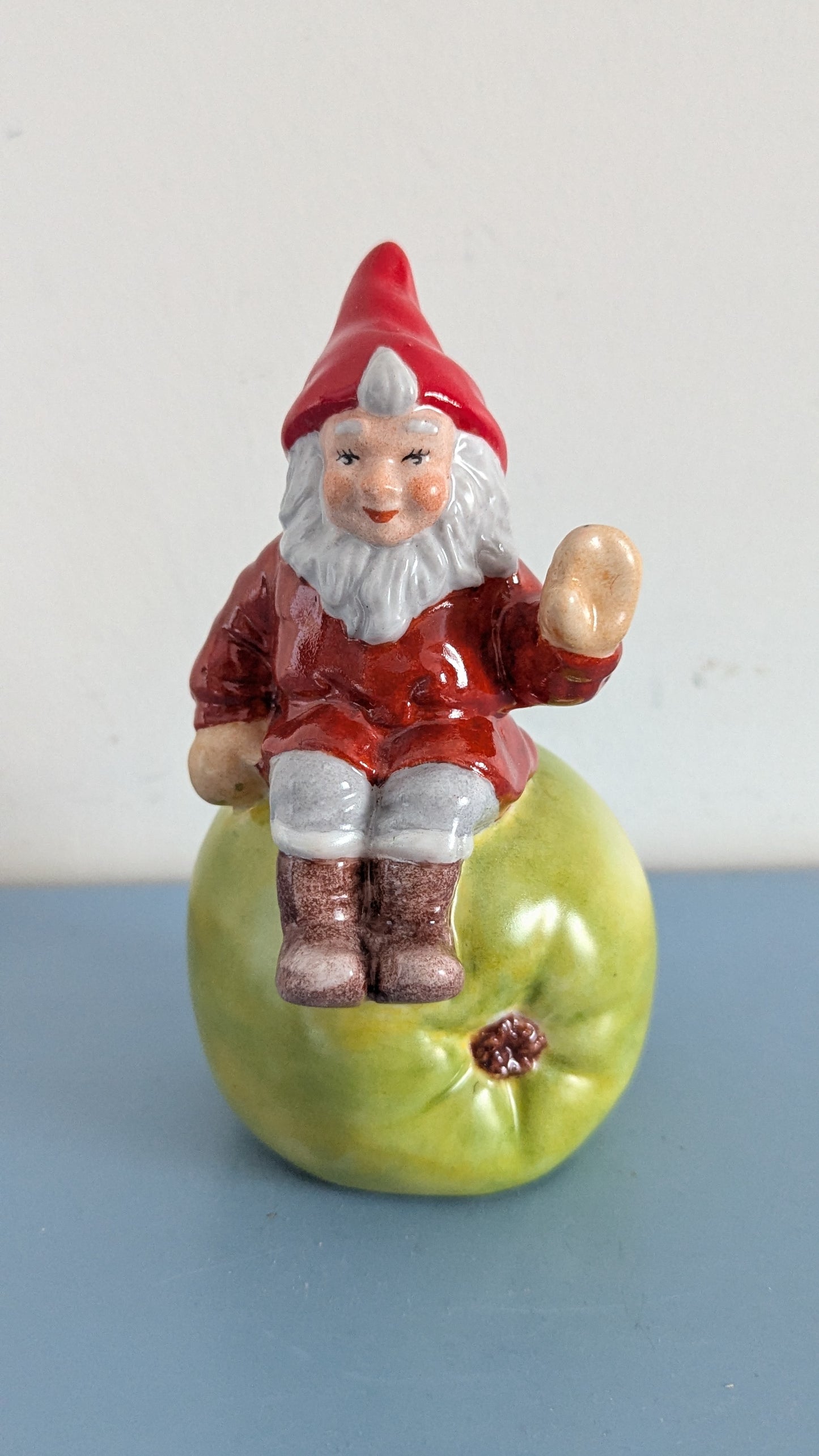 Katja Grönqvist - Käsinmaalattu Tonttu Figuuri (Signeerattu)