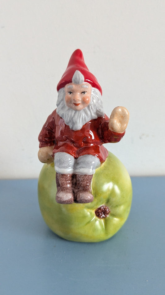 Katja Grönqvist - Käsinmaalattu Tonttu Figuuri (Signeerattu)