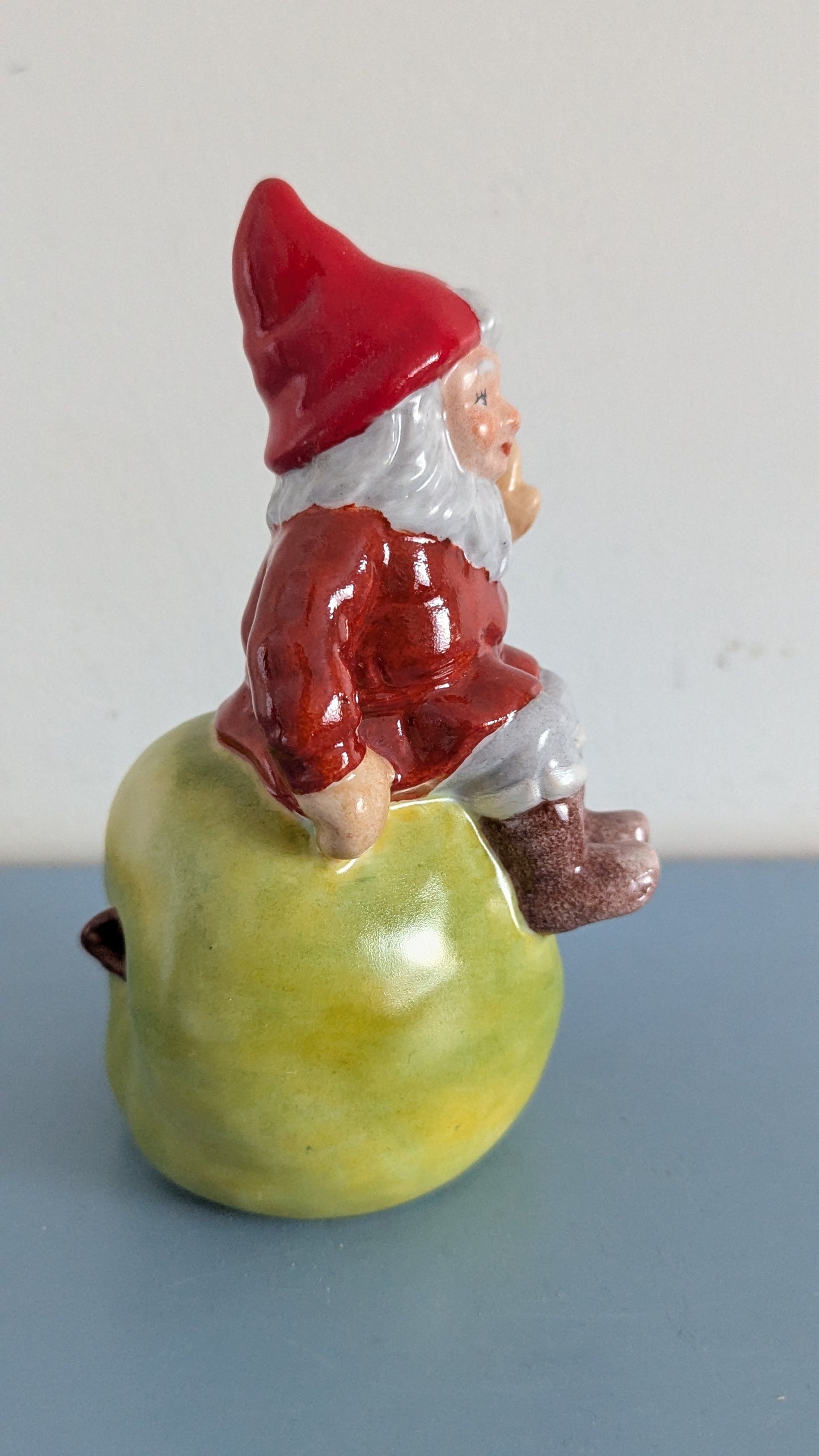 Katja Grönqvist - Käsinmaalattu Tonttu Figuuri (Signeerattu)