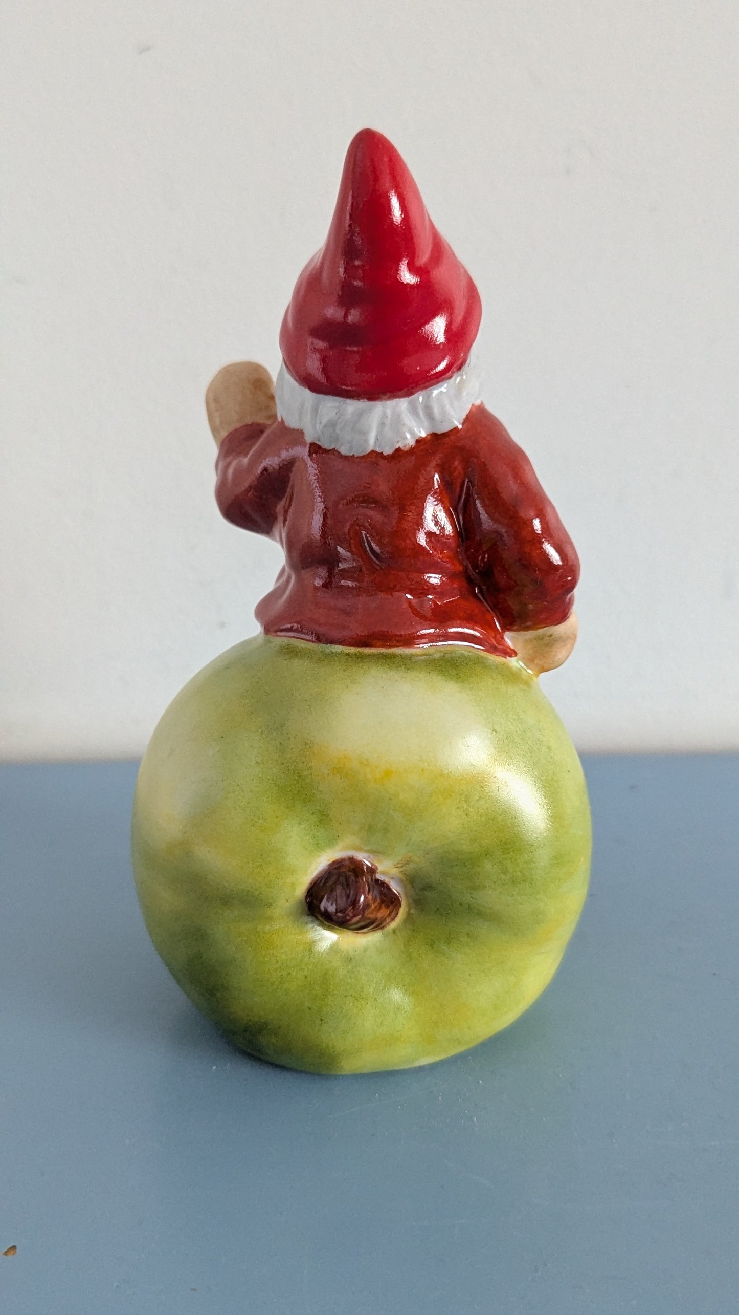 Katja Grönqvist - Käsinmaalattu Tonttu Figuuri (Signeerattu)