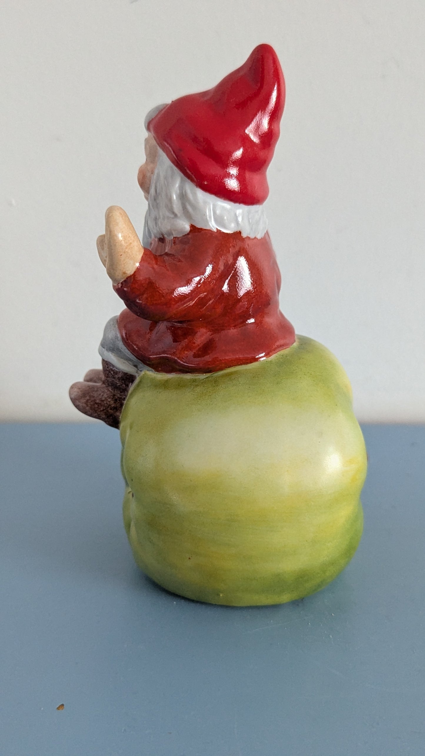 Katja Grönqvist - Käsinmaalattu Tonttu Figuuri (Signeerattu)