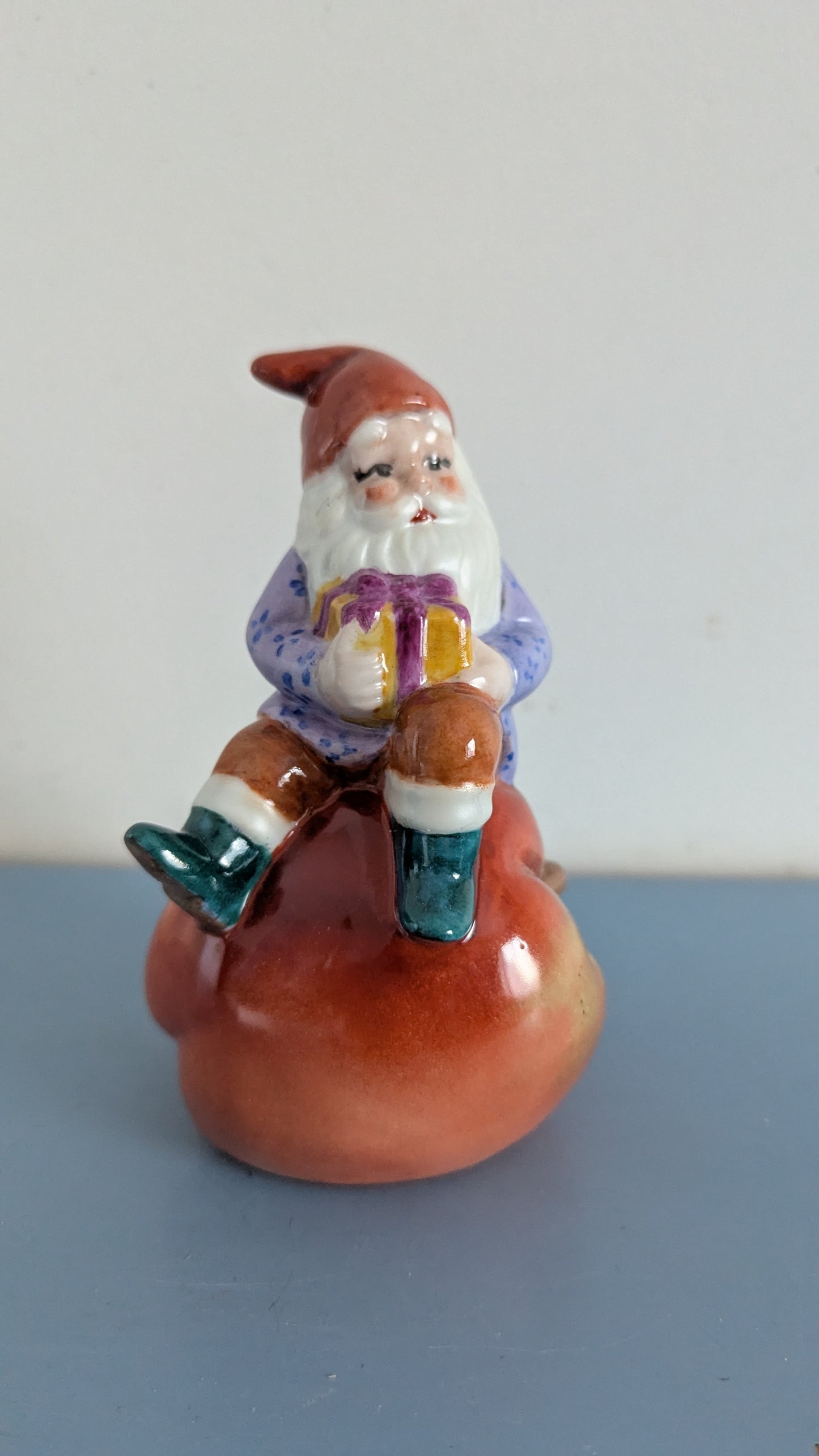 R. Kivioja - Käsinmaalattu Tonttu Figuuri (Signeerattu)