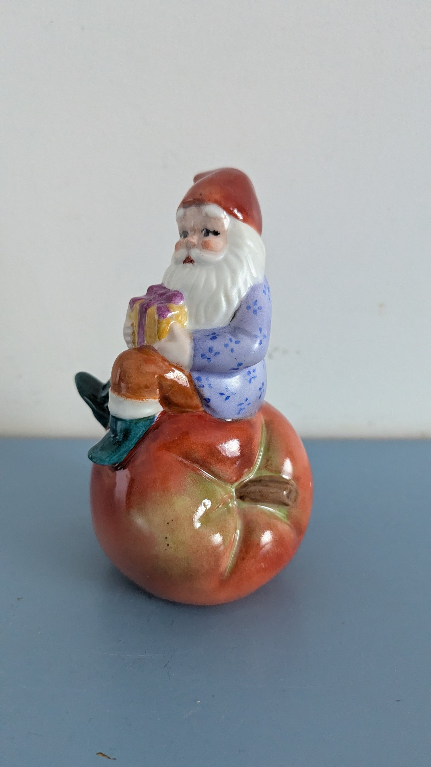 R. Kivioja - Käsinmaalattu Tonttu Figuuri (Signeerattu)