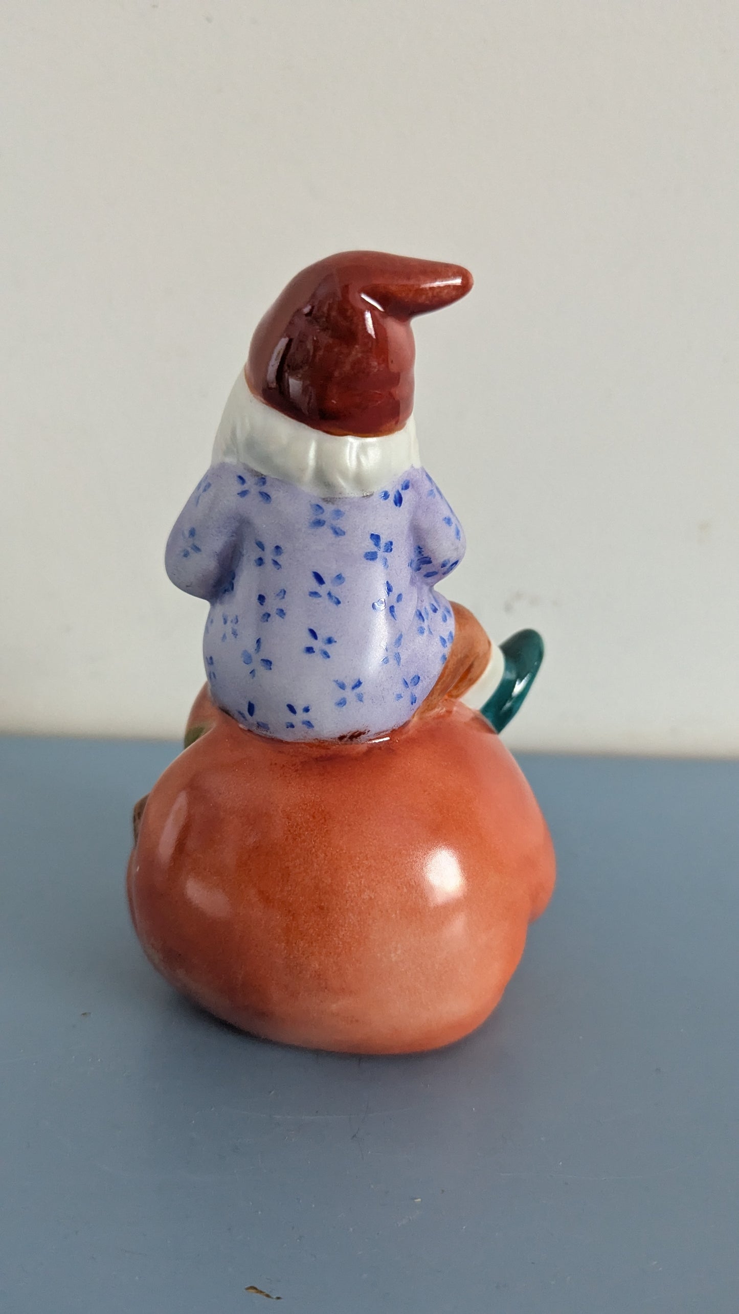 R. Kivioja - Käsinmaalattu Tonttu Figuuri (Signeerattu)