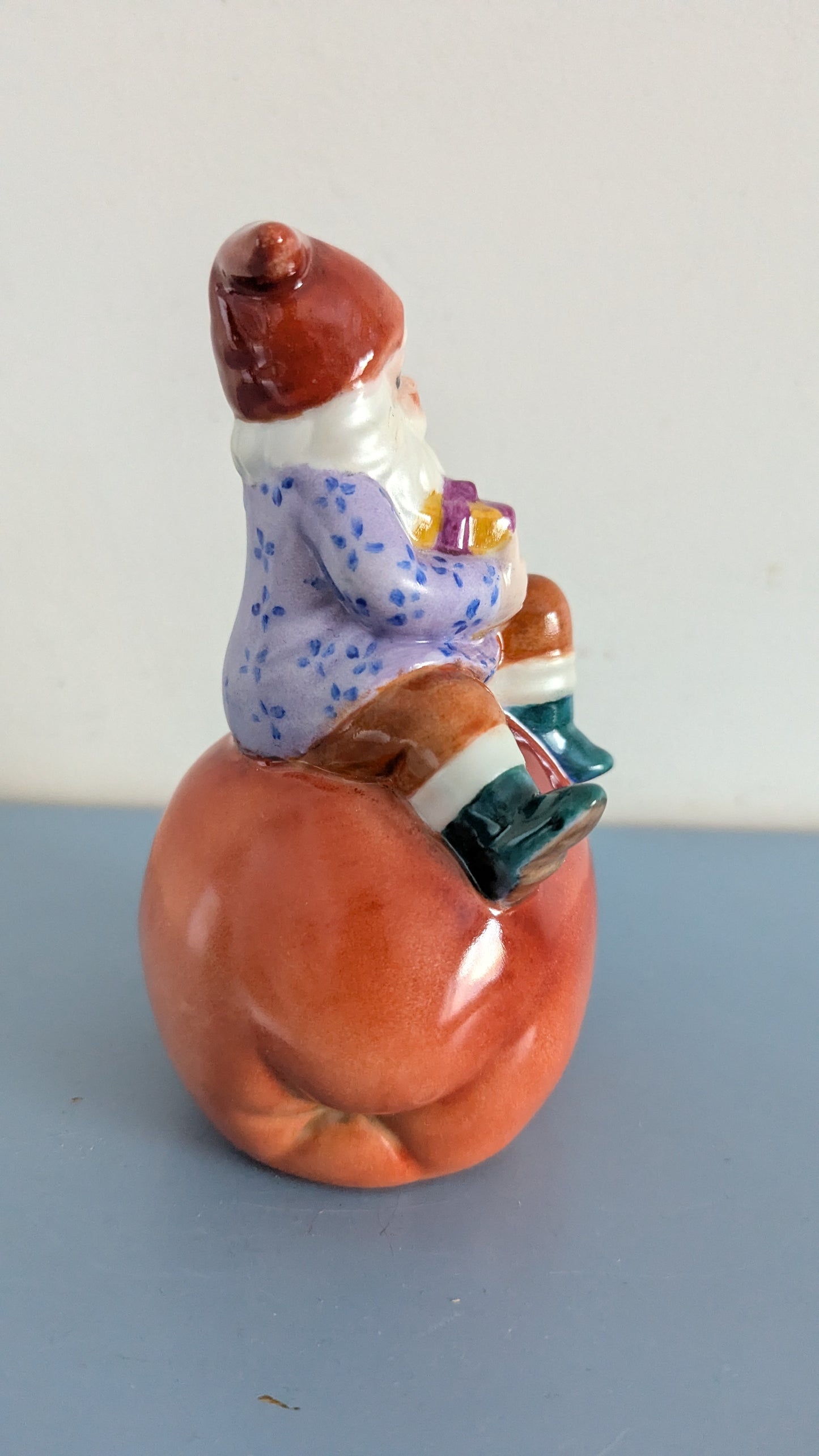 R. Kivioja - Käsinmaalattu Tonttu Figuuri (Signeerattu)