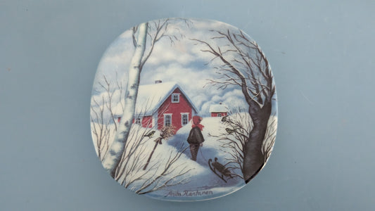 Arabia Kotiseudun Talvi Seinälautanen (Anita Rantanen-Siewers)