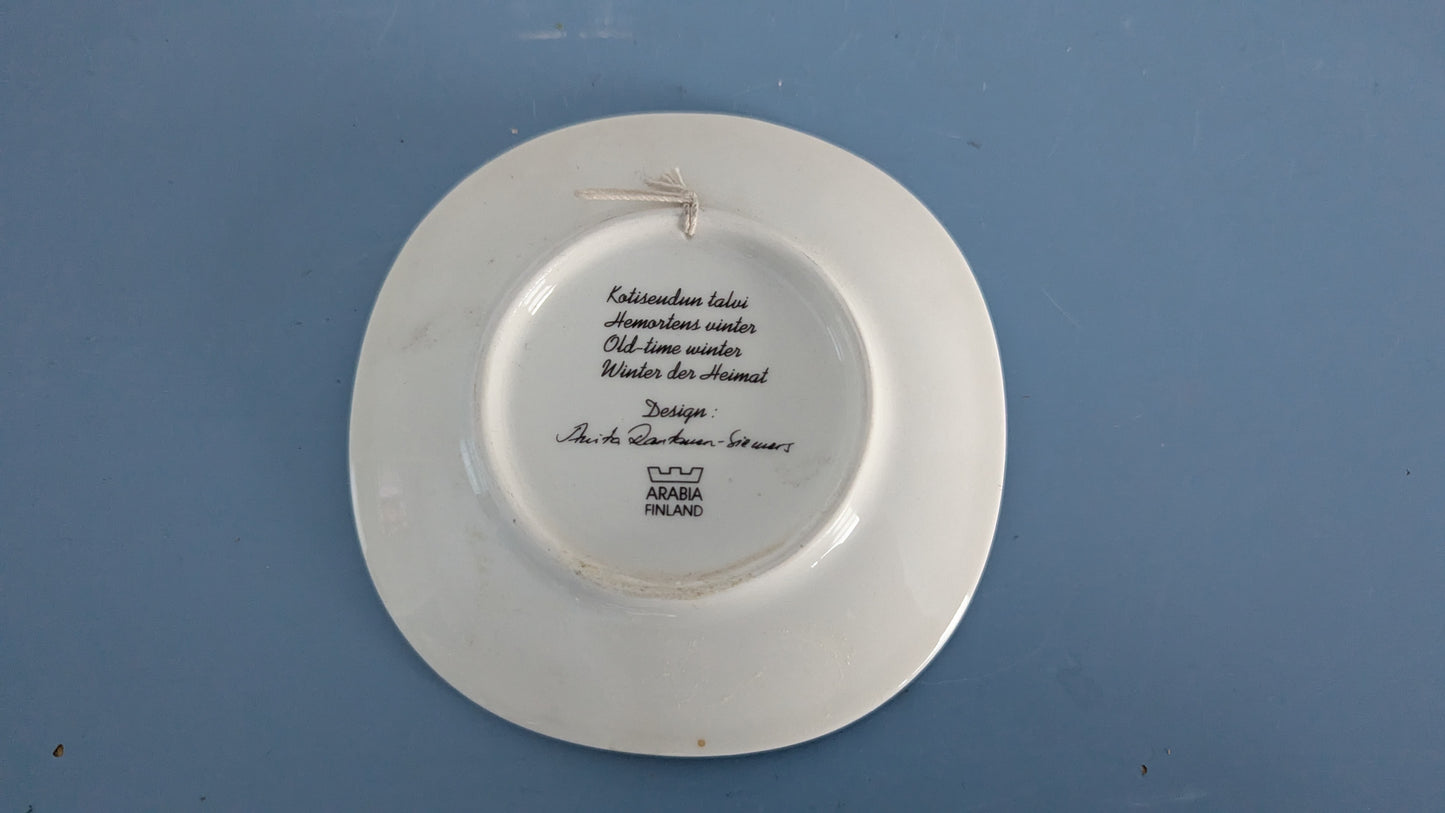 Arabia Kotiseudun Talvi Seinälautanen (Anita Rantanen-Siewers)