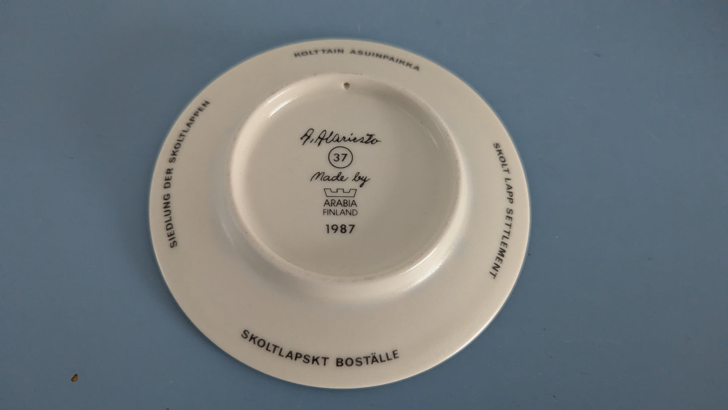 Arabia - Kolttain Asuinpaikka Seinälautanen (1987, Andreas Alariesto)