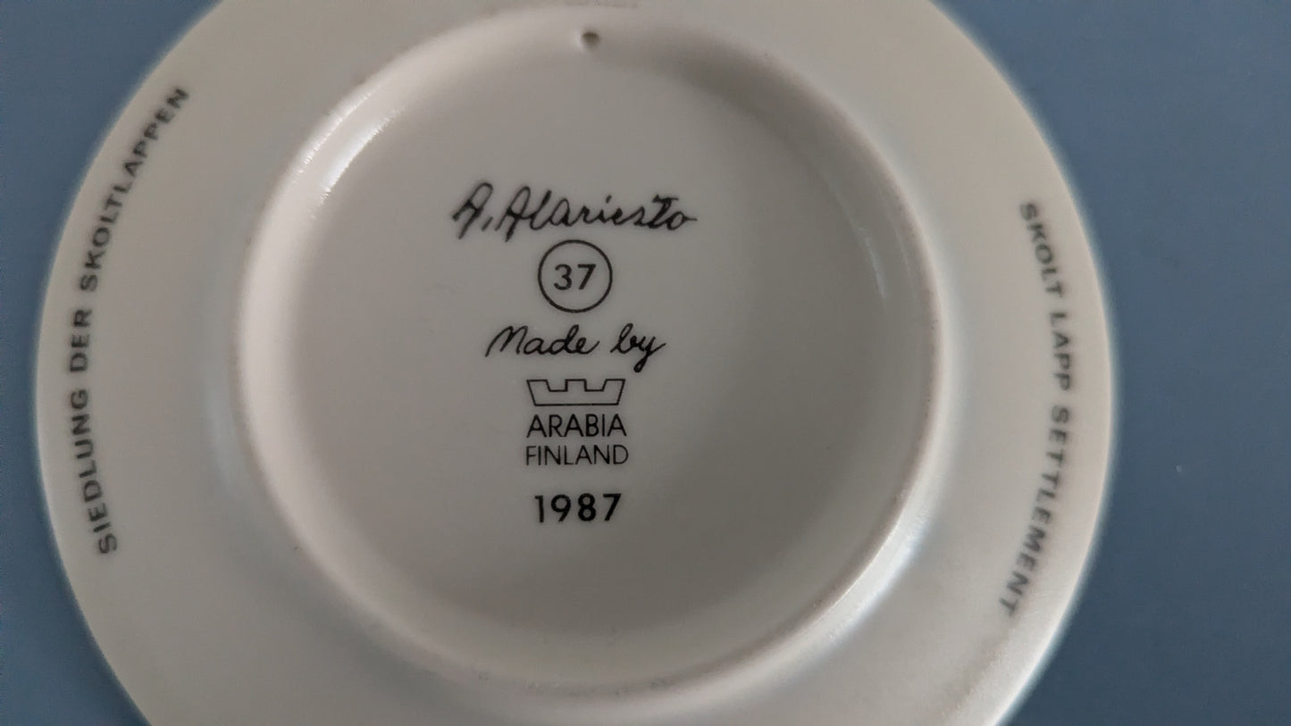 Arabia - Kolttain Asuinpaikka Seinälautanen (1987, Andreas Alariesto)