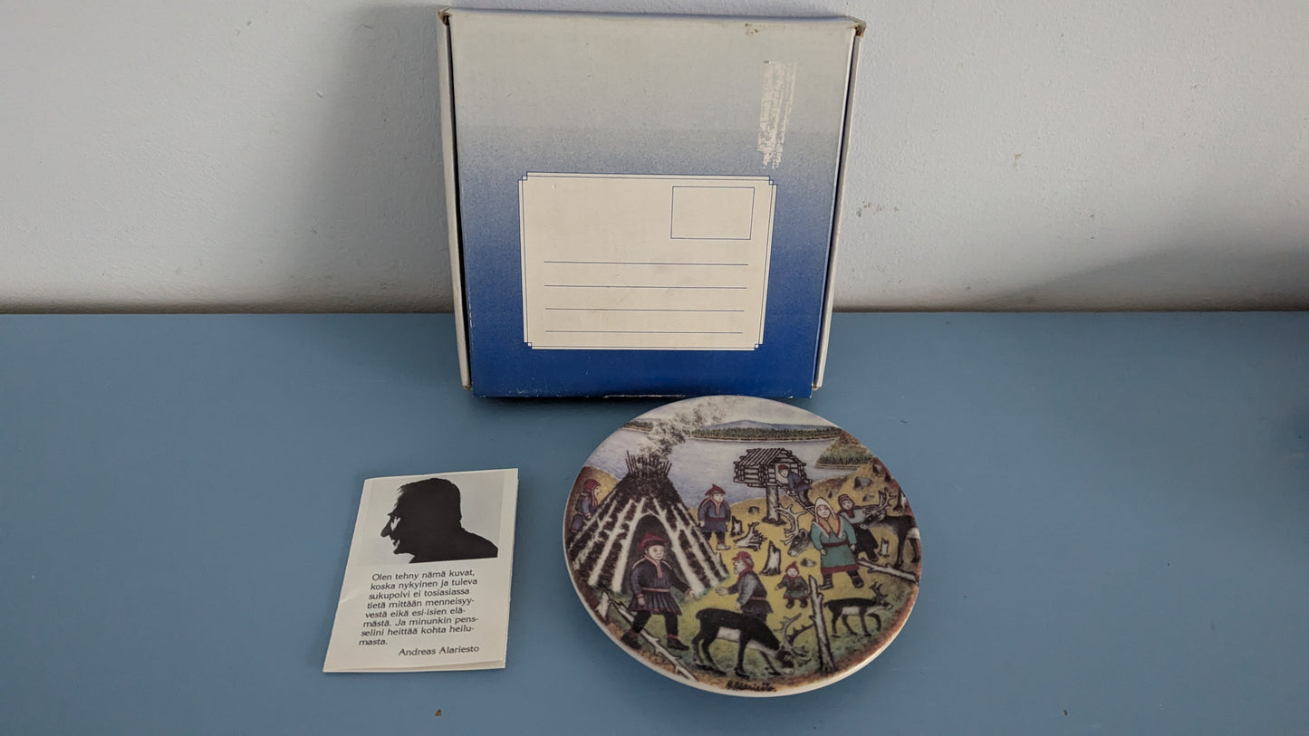 Arabia - Kolttain Asuinpaikka Seinälautanen (1987, Andreas Alariesto)