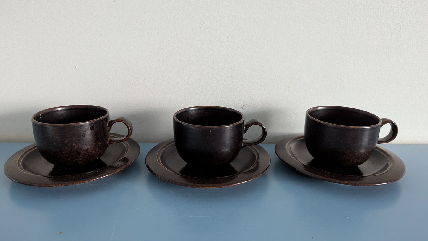 Arabia KR-Mallin Kahviastiasto Kolmelle Hengelle (9-osainen)