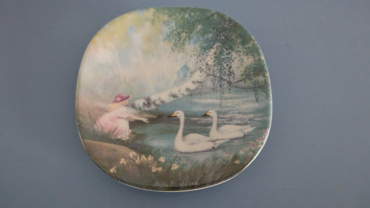 Arabia Lapsi ja Joutsenet Seinälautanen (Anita Rantanen-Siewers)