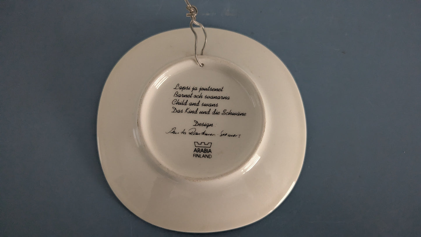 Arabia Lapsi ja Joutsenet Seinälautanen (Anita Rantanen-Siewers)