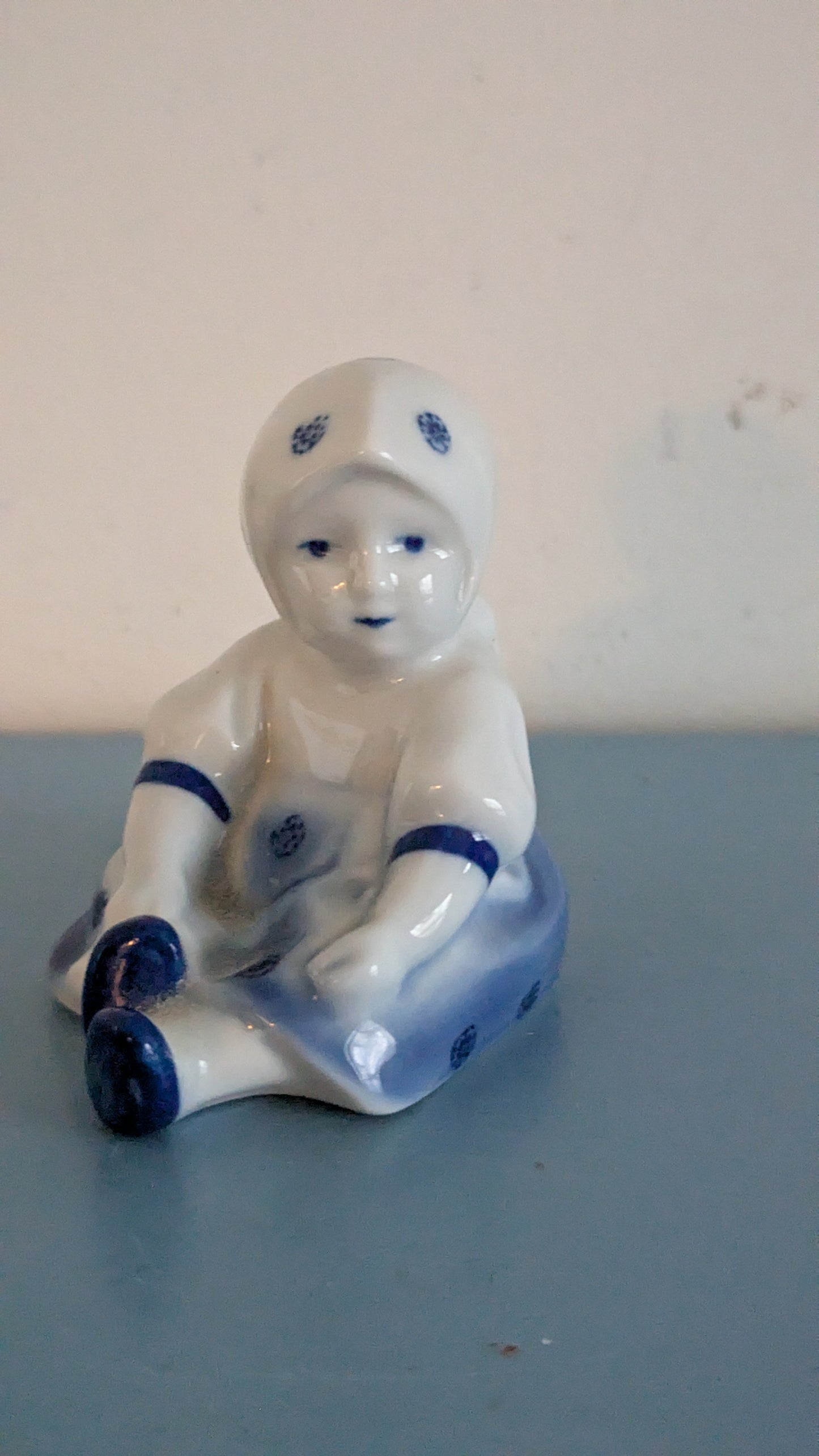 Zsolnay - Istuva Lapsi Figuuri (András Sinkó)