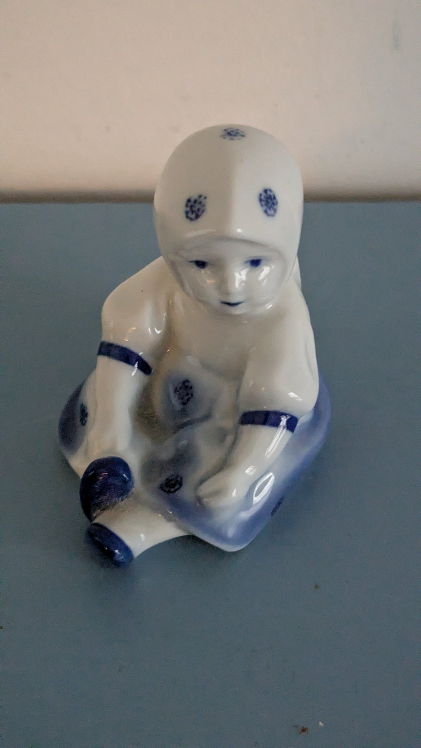 Zsolnay - Istuva Lapsi Figuuri (András Sinkó)