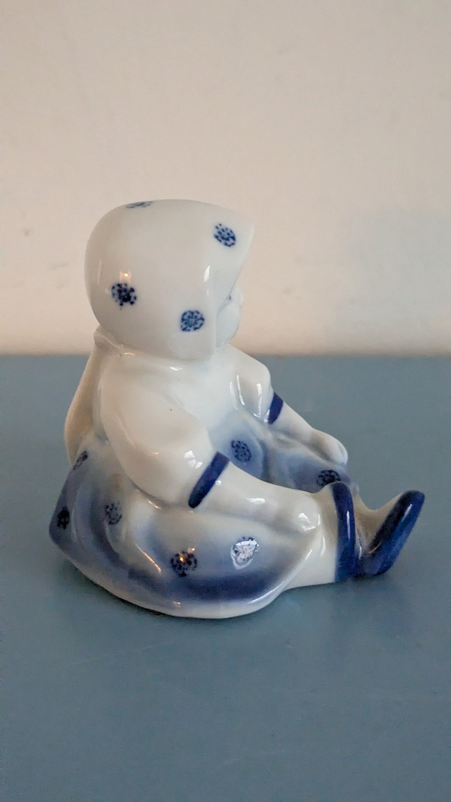 Zsolnay - Istuva Lapsi Figuuri (András Sinkó)