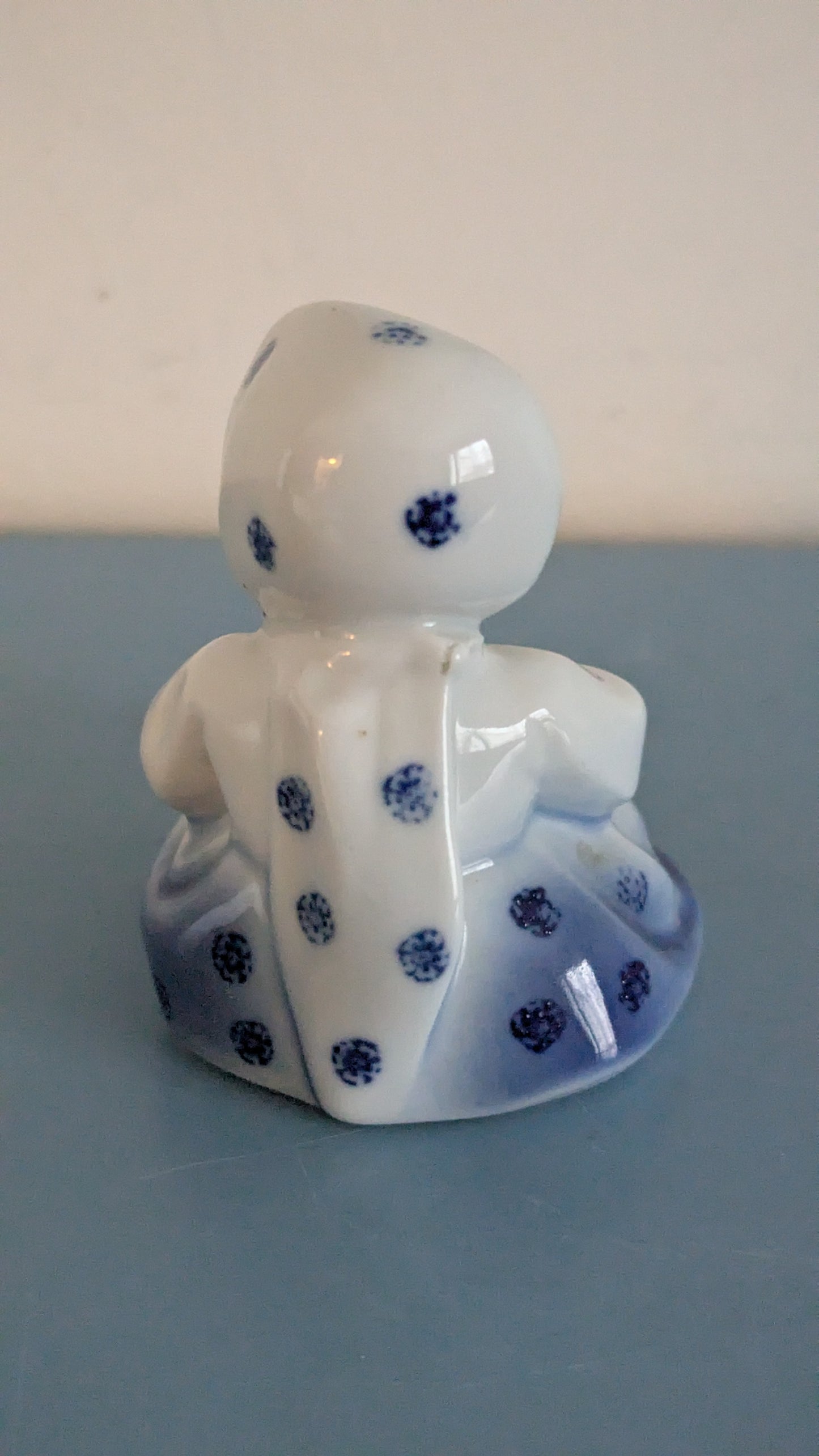 Zsolnay - Istuva Lapsi Figuuri (András Sinkó)