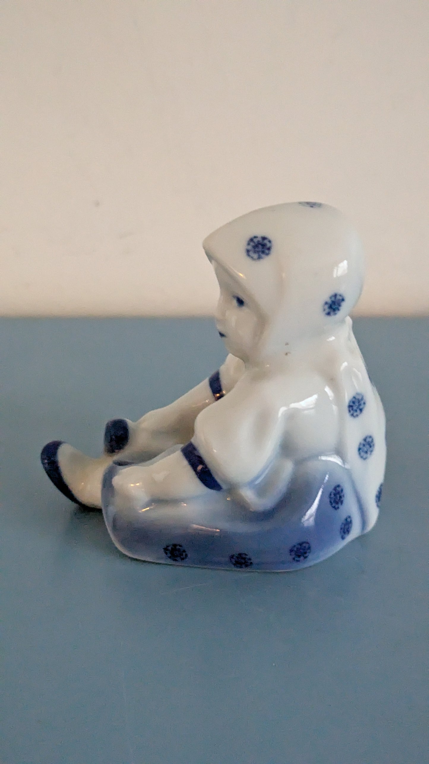 Zsolnay - Istuva Lapsi Figuuri (András Sinkó)