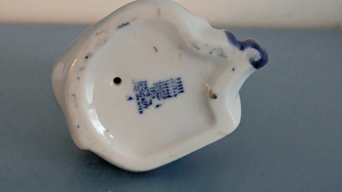 Zsolnay - Istuva Lapsi Figuuri (András Sinkó)