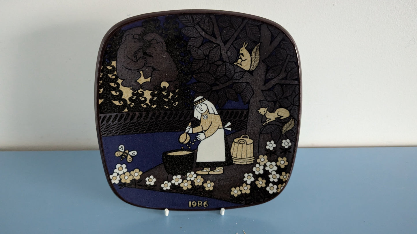 Arabia Kalevala Vuosilautanen 1986 (Raija Uosikkinen)