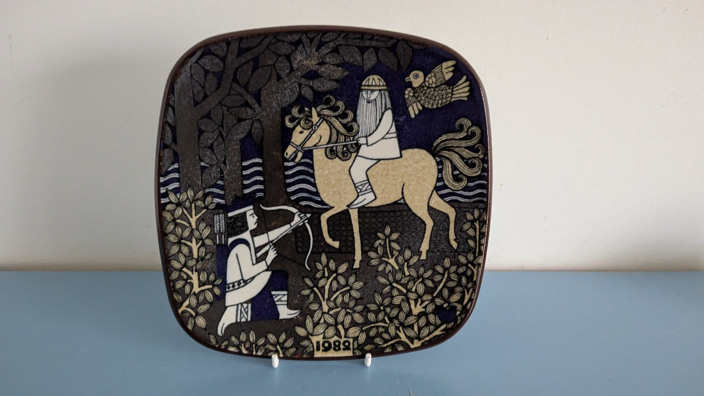 Arabia Kalevala Vuosilautanen 1982 (Raija Uosikkinen)