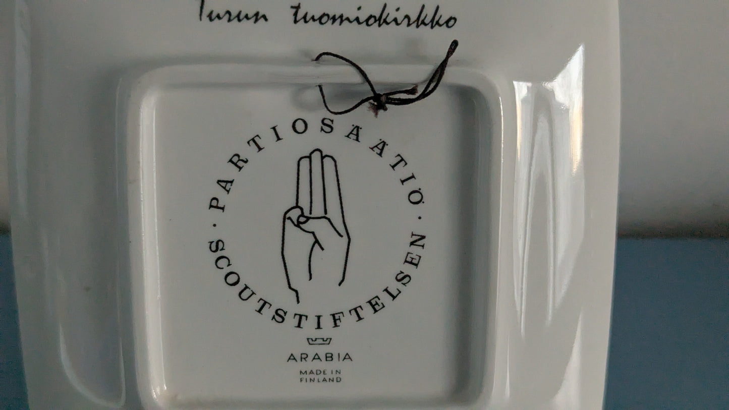 Arabia Turun Tuomiokirkko Seinälautanen (1964, Henrik Tikkanen)