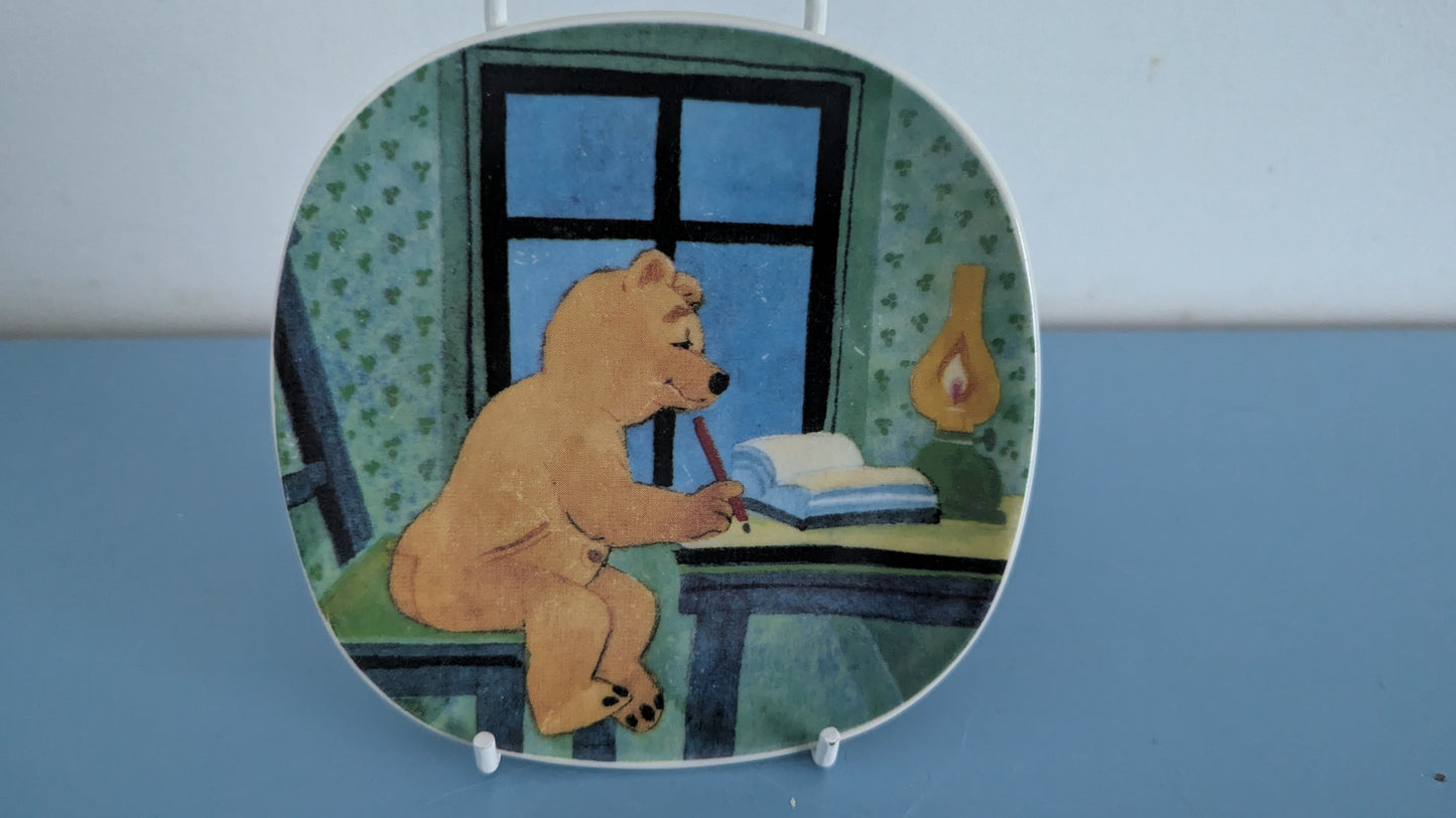 Arabia Uppo-Nalle Kirjoittaa Seinälautanen (Hanna Taina)