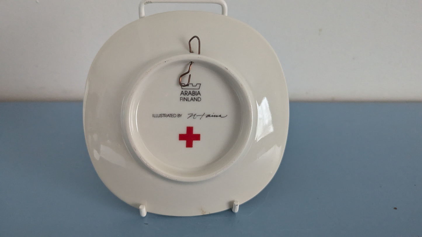 Arabia Uppo-Nalle Kirjoittaa Seinälautanen (Hanna Taina)