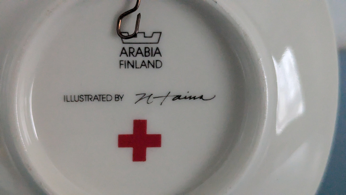 Arabia Uppo-Nalle Kirjoittaa Seinälautanen (Hanna Taina)