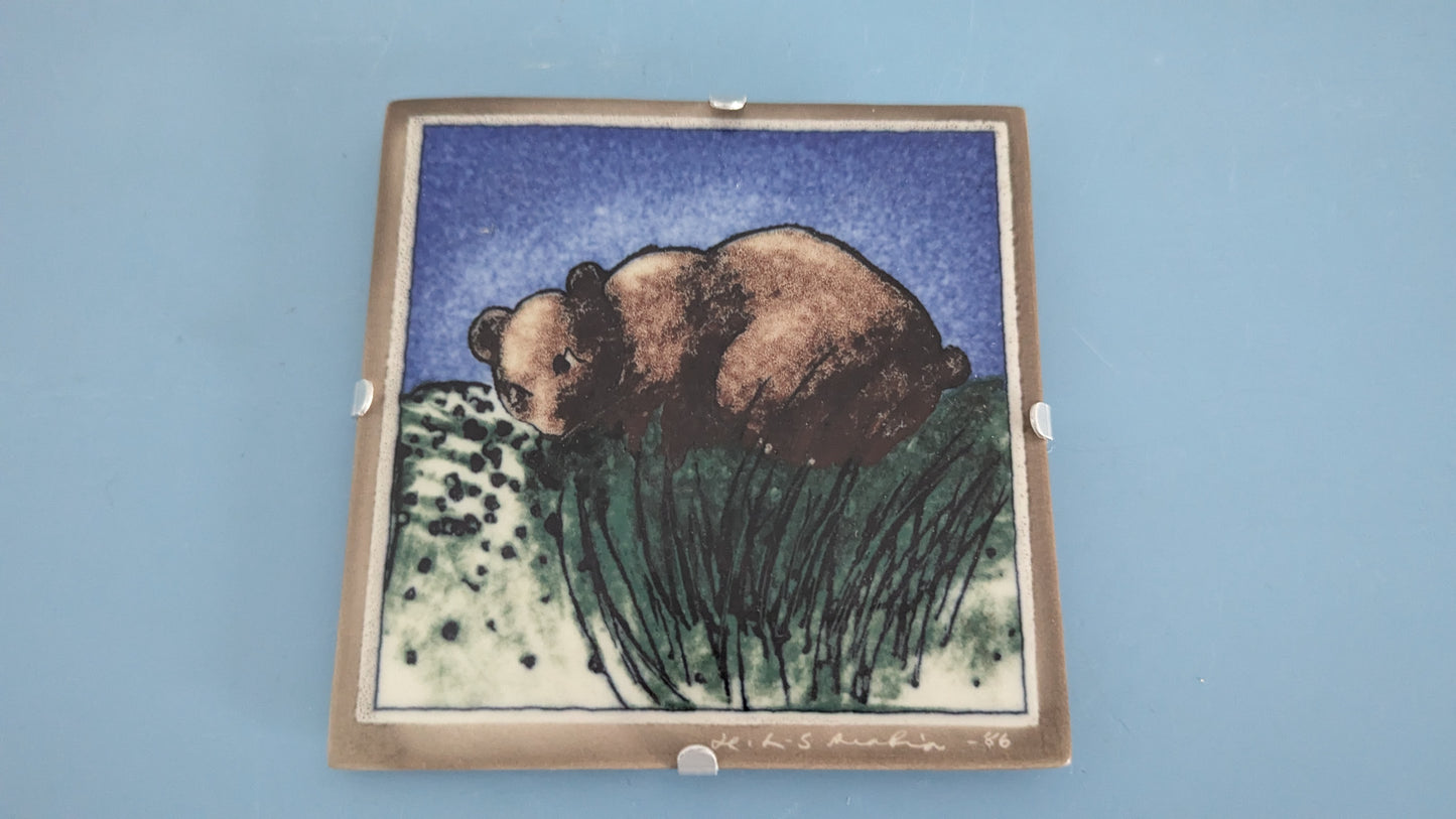 Arabia Nalle Seinälaatta (1986, Heljä Liukko-Sundström)