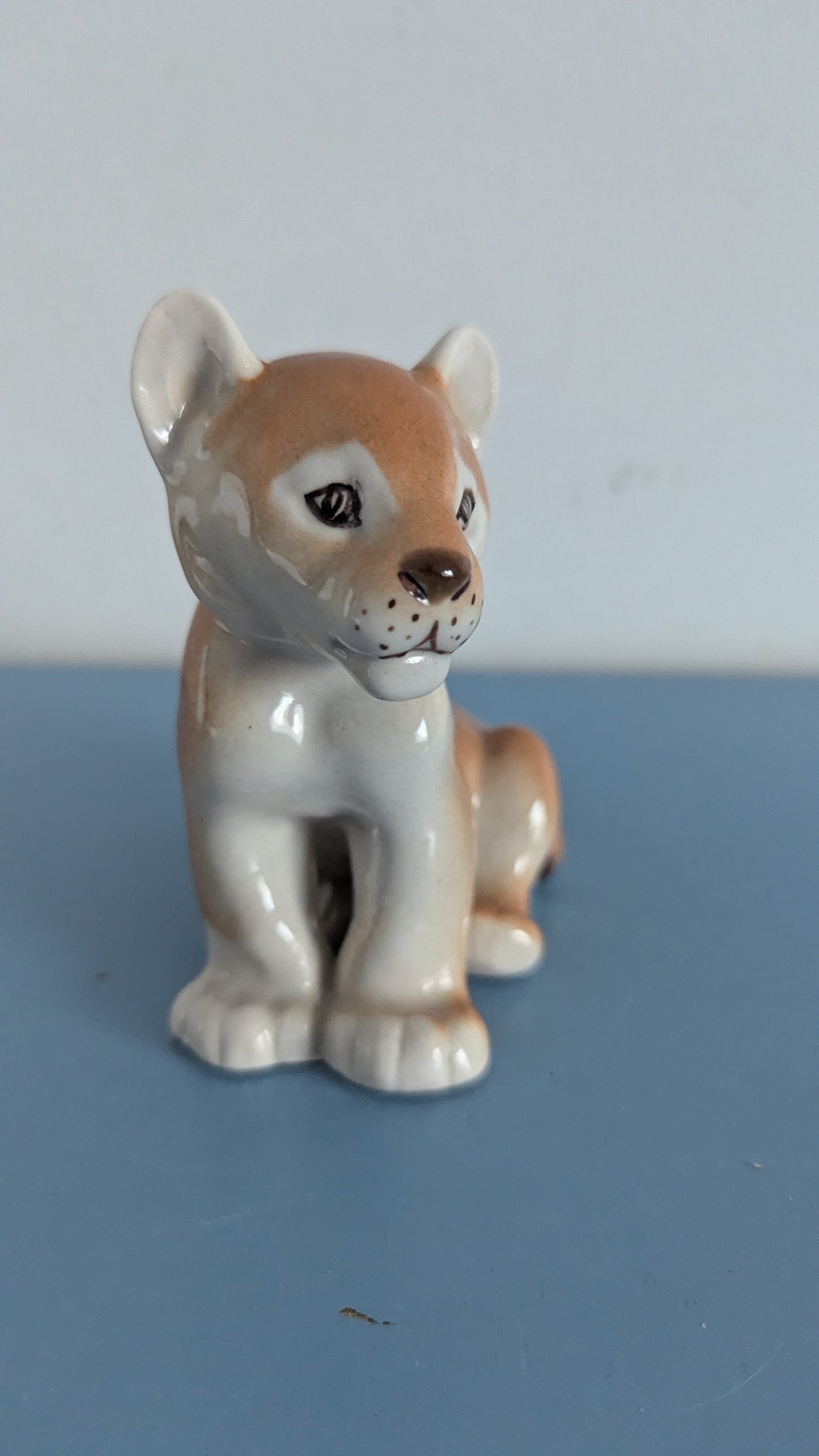 Lomonosov - Istuva Leijonanpentu Figuuri (Boris Vorobiev)