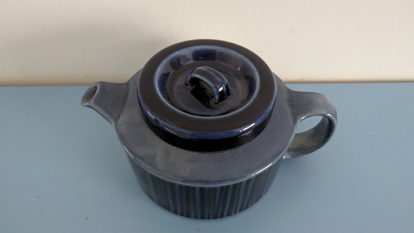 Arabia Kosmos Teekannu Siivilällä (1963-1976, Gunvor Olin-Grönqvist)