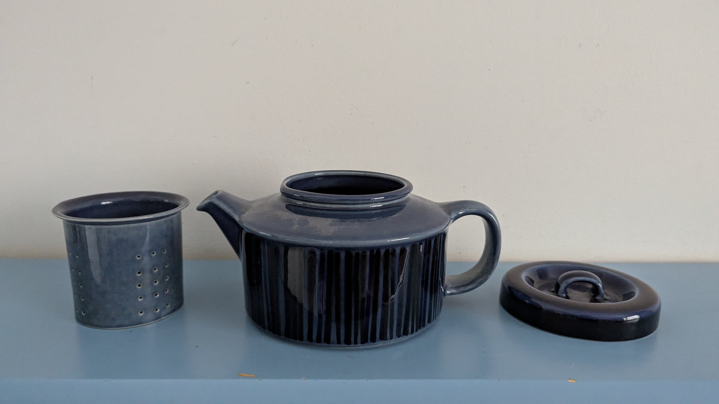 Arabia Kosmos Teekannu Siivilällä (1963-1976, Gunvor Olin-Grönqvist)